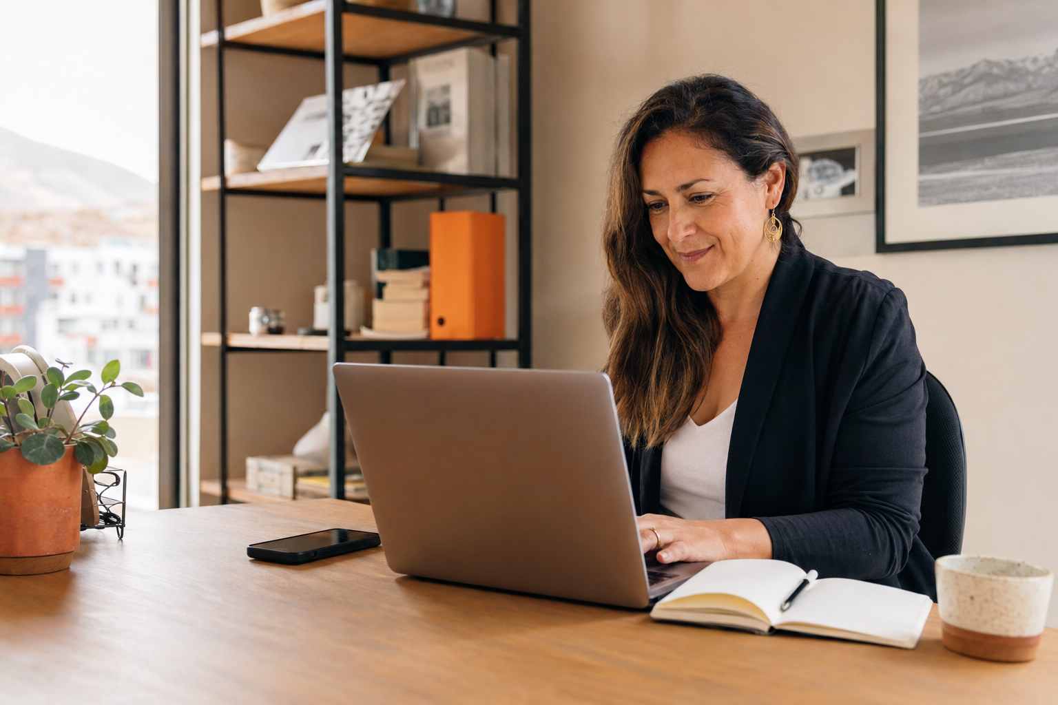 Emprendedora trabajando desde su computador