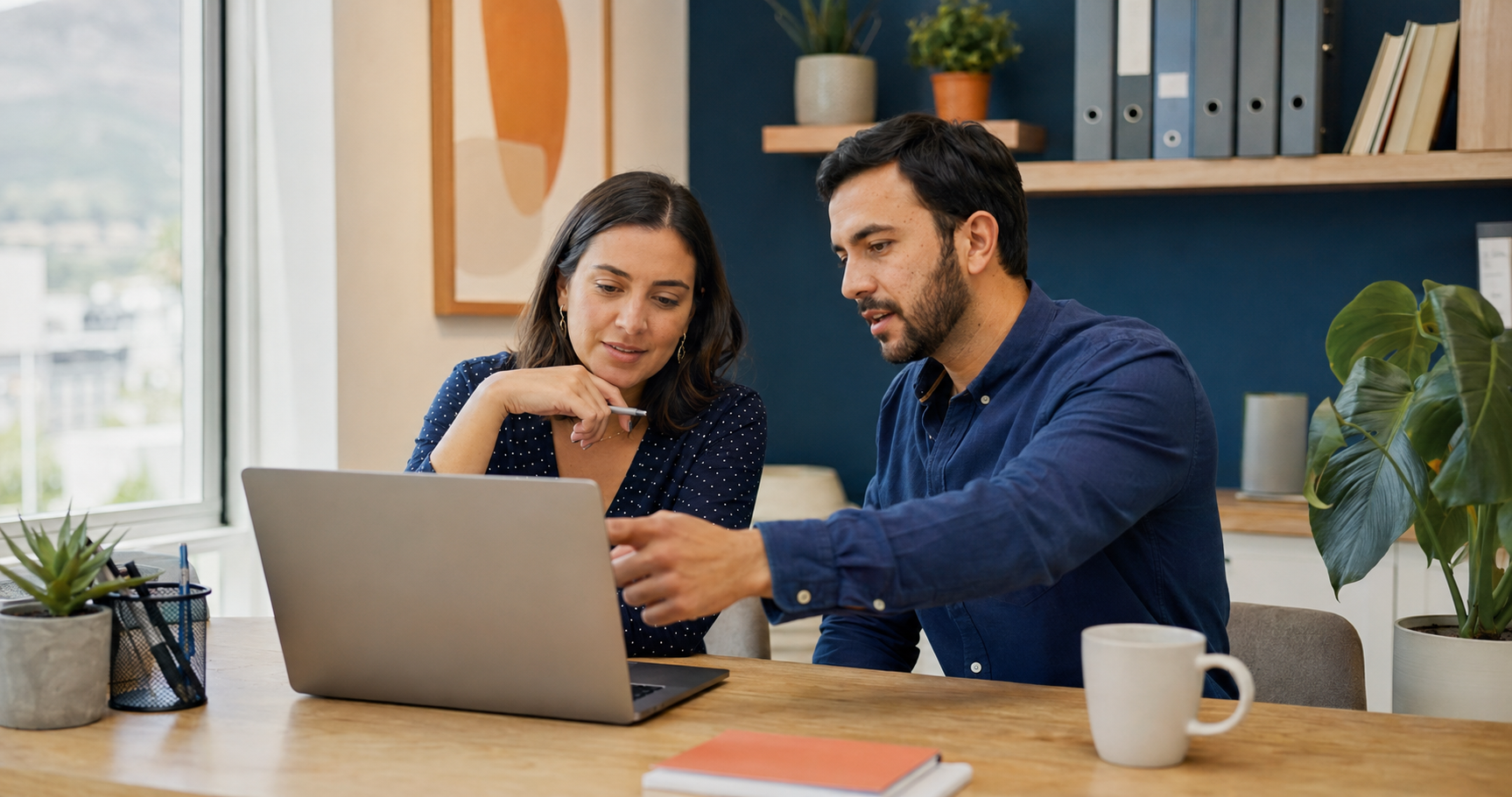 Equipo de profesionales trabajando en una página web